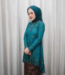 See more ideas about model kebaya, kebaya, kebaya lace. Inspiratif Cek 35 Inspirasi Kebaya Modern Untuk Wanita Berhijab Updated 2021 Bukareview