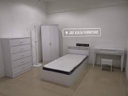Bersama perabot putih, anda boleh menggunakan wallpaper yang berbeza, bedspreads di atas katil, langsir dan langsir, menjadikan gaya bilik lebih moden. Set Bilik Single Putih Love J F Online Furniture Mall Facebook