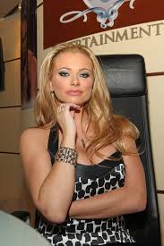 Çocukken nickelodeon kanalında finders keepers adlı oyunda yarışmacı olmuştur. Briana Banks