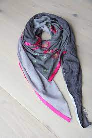 Voilà un tuto pour plier et porter un bandana autour du cou ou dans les cheveux, en savoir plus sur nouer un foulard. Les Foulards Carres Le Tuto Qui S Ouvre Smile You Are Beautiful Sjaal Diys