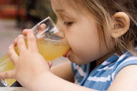 Nowe zalecenie pediatrów: picie soków nie dla małych dzieci ...