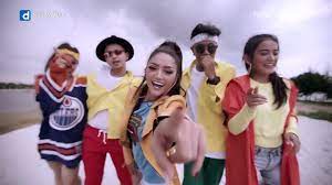Emang lagi manja, lagi pengen dimanja pengen berduaan dengan dirimu saja emang lagi syantik, tapi bukan sok syantik syantik syantik gini hanya untuk dirimu. Siti Badriah Lagi Syantik Official Music Video Nagaswara Music Video Dailymotion