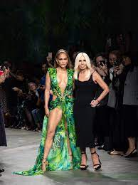 From the outfit to the hair to the chair dancing and lighting, jennifer lopez's american music awards performance sunday night looked very familiar to some. Jennifer Lopez Has Once Again Broken The Internet At The Versace Show Vogue Paris