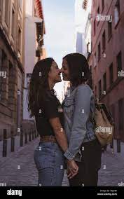 Belle jeunes femmes lesbiennes couple kissing et souriant dans une rue de  Madrid Photo Stock - Alamy