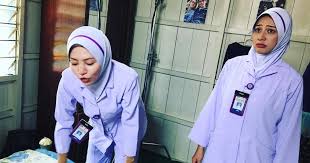 Jalur warna ungu pada topi atau tudung jururawat. Senarai Pertukaran Jururawat Masyarakat U19