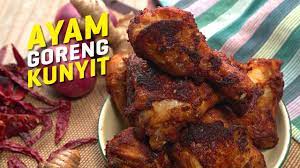 Beri bumbu halus, daun salam, daun jeruk, serai dan. Resepi Ayam Goreng Kunyit Turmeric Fried Chicken Recipe Seismik Makan Youtube
