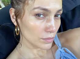Ở tuổi 52, Jennifer Lopez vẫn đẹp gợi cảm trong loạt ảnh mới