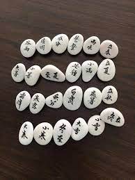 鵝卵石 二十四節氣 篇 2 二十四节气 24 solar terms 是指干支历法 或农历 中表示季节变迁的24个特定节令 最初是以北斗七星斗柄顶端的指向确定 二十四节气的名称为 立春 雨水 惊蛰 春分 清明 谷雨 立夏 小满 芒种 夏至 小暑