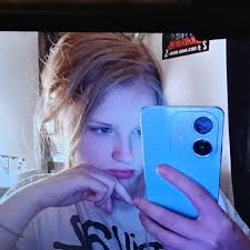 Hii my name is Mikayla, I'm 16 and from Australia. I'm looking for friends  who share similar interests with me! I like art, planes, pjsk, Vocaloid,  animals and music !