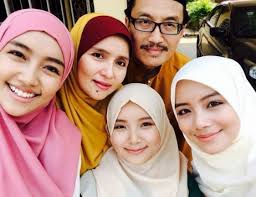 Tidak dibenarkan keluar rumah sepanjang pkp bermula 1 jun hingga 14 jun kecuali membeli barang dalam lingkungan 10km dan tidak melebihi 2 orang dalam satu kenderaan. Adik Mira Filzah Ig