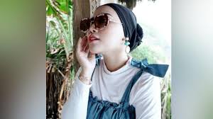 Seperti yang sudah diketahui, rachel vennya dikenal sebagai seorang selebgram yang selalu. Rachel Vennya Lepas Hijab Bertepatan Hari Ibu Netizen Sibuk Mengukur Dosa Seleb Tempo Co