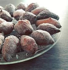 Des Schankalas Ce Sont Les Beignets De Carnaval Alsacien Frits Dans L Huile Enrobes De Sucre Et Cannelle Schankalas Schankala Sche Food Beignets Fruit