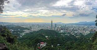 view of the taipei basin from 95 peak tiger mountain main peak that sits above elephant mountain 九五峰 虎山 四獸山 台北盆地 台北 象山 paris skyline instagram skyline