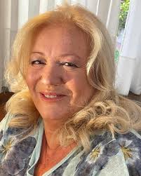 Hoy fui a lo de mi amiga @emmanildaangel a que me haga un cambio de look.  ¿Les gusta? Espero que sí. L@s quiero. 🥰 #jueves #marzo #marzo2024 #2024  #looks #look #lanus #lanús #