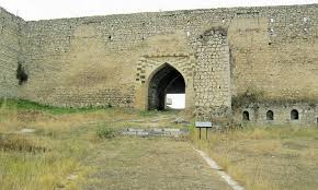 Şuşa şəhərini azad etmək böyük qəhrəmanlıq tələb edirdi. Susa Qalasinin NecÉ™ Darvazasi Var