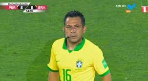 Peru Vs Brasil Arbitro Julio Bascunan Es Blanco De Memes Tras Favorecer A Brasil Fotos