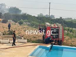 Δείτε το μήνυμα του 112: Fwtia Ston Sxino H Stigmh Poy Pyrosbestes Pairnoyn Nero Apo Pisina E3oxikoy Gia Na Synexisoyn Pics Video