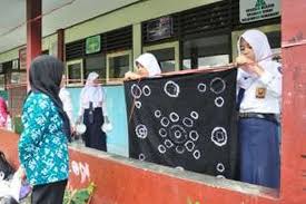 Namun dengan berkembangnya ilmu pengetahuan dan teknologi zat pewarna alami mulai di tinggalkan hal ini terjadi terutama karena pewarna sintesis memiliki jumlah warna yang hampir tak terbatas, disamping itu juga, proses pewarnaan alam juga lebih. Ketika Para Siswa Berlomba Membuat Batik Jumputan