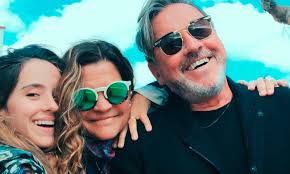 Her father is singer/songwriter ricardo montaner. Evaluna Montaner Recibe A Sus Papas En Su Nueva Casa