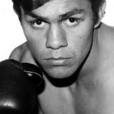Un nocaut y un triunfo histórico: la pelea que consagró al Pipino Cuevas  como el campeón de box más joven - Infobae