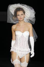 どう見ても下着にしか見えないウェディングドレスが「CIBELES MADRID NOVIAS 2010」に登場 - GIGAZINE