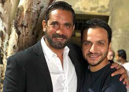 من هو بيتر ميمي مخرج كلبش ؟ بيتر ميمي هو كاتب ومخرج مصري، تخرج في كلية الطب بجامعة القاهرة، ومارس مهنة الطب، وحصل على دبلومة السينما، وبدأ حياته الفنية بمجموعة. Ø¨ÙŠØªØ± Ù…ÙŠÙ…ÙŠ Ø´Ù‡Ø±ØªÙŠ Ø¨Ù‚Ø§ØªÙ„ Ø§Ù„ÙÙ†Ø§Ù†ÙŠÙ† Ù„Ø§ Ø°Ù†Ø¨ Ù„ÙŠ ÙÙŠÙ‡Ø§ ÙˆØ£Ù…ÙŠØ± ÙƒØ±Ø§Ø±Ø© Ø±ÙƒØ¨ Ø­ØµØ§Ù† Ø§Ù„Ù†Ø¬ÙˆÙ…ÙŠØ© Ø­ÙˆØ§Ø± Ø§Ù„Ù…ØµØ±ÙŠ Ø§Ù„ÙŠÙˆÙ…