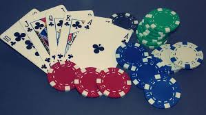 En juegos de cartas comunitarias donde los jugadores tienen el mismo poker, gana la quinta carta diferente más alta o kicker. Como Jugar Al Poker Las Reglas Del Juego De Cartas