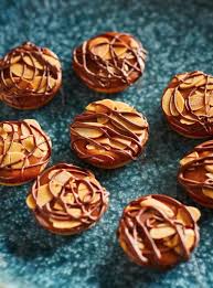 Bouchees Sucrees Au Caramel Et Aux Amandes Ricardo Recipe Cookies Recipes Christmas Caramel Bites Sweet And Salty