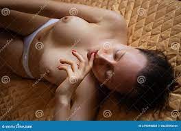 Mulher Nua E Encantadora Sensual Deitada Na Cama Na Sala Foto de Stock -  Imagem de corpo, mulher: 219398058
