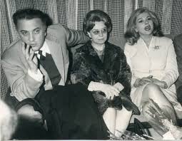 A 87 anni mantengo ancora i nei suoi programmi la milo avrebbe dovuto debuttare a milano con lo spettacolo ostriche e caffè. Federico Fellini Giulietta Masina E Sandra Milo Bertolami Fine Arts
