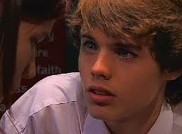 MARIZZA: ¿Alguna vez lo enfrentaste a tu viejo? PABLO: Sí. Una vez.  MARIZZA: ¿Cuándo? PABLO: Cuando estábamos juntos. Con vos,...