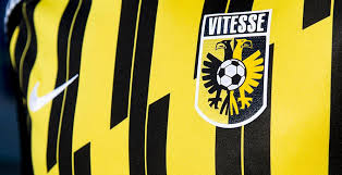 Het aantal gezinsleden van de vereniging is de afgelopen jaren gegroeid tot ongeveer 3.000. Vitesse 20 21 Home Kit Released Footy Headlines
