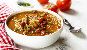 Zuppa Di Lenticchie Pomodoro E Salsiccia Calda E Gustosa