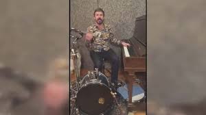 Chute spectaculaire de coureurs causée par une spectatrice. Damien Robitaille Charme Hollywood Le Journal De Quebec