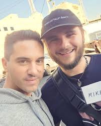 Prins Jackson som frivillig for å hjelpe ofrene for brannene i LA, med en  Neverland Valley Ranch-hatt og et "Mike"-navneskilt. MJs arv lever i beste  velgående! : r/MichaelJackson