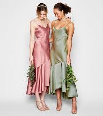 Da rinascimento viene premiata l'eleganza classica del black & white per le occasioni più eleganti, mentre asos preferisce forme scivolate a colonna in raso con eleganti maniche a kimono.lunghe creazioni plissé in colori moda dell'anno come il lilla sono la proposta di elisabetta franchi per gli eventi più. Vestiti Da Cerimonia 2020 Tendenze E Modelli Per Le Grandi Occasioni