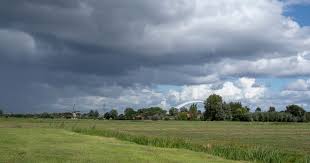 Rozwijają się one szybko rozprzestrzeniając chmury kowadeł ze spektakularnymi chmurami mammatus na ich spodzie. Pogoda Na Srode 26 Maja 2021 R Wiadomosci