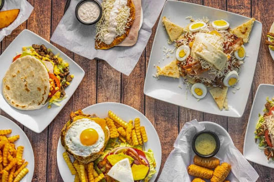 Elrey Food Truck — Hamburger restaurant food truck in Miami, Florida