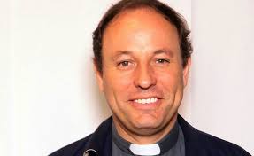 Arzobispado de Santiago nombra al nuevo Capellán Nacional de Fundación Las  Rosas