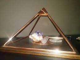edelstenen opladen onder de piramide lamp wix decor
