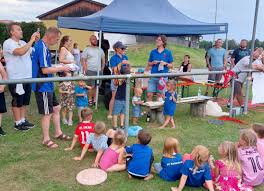 Groß und Klein treffen sich beim Sommerfest in Kaltenbrunn