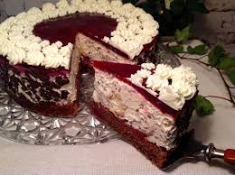 Ein Saftiger Schokoladenboden Mit Kirschen Windbeutel Und Einer Schmand Sahne Creme Mit Schoko Kuchen Und Torten Rezepte Kuchen Und Torten Kuchen Ohne Backen