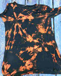 Secure the twirl with several rubber bands, then apply your bleach mixture. Bleach Tie Dye Patterns Reverse Tie Dyeing By Fiberartsy Com