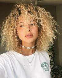 Sophia Rosa On Instagram Back At Home Vscocam Vsco Hairstyle Curlyhair Blondhair Photography Portrait Curly Hair Styles Natural Makeup Hairstyle