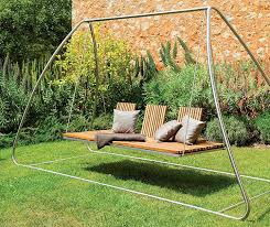 Questo modello ha una struttura portante e si trasforma velocemente in dondolo letto da giardino abbassando lo schienale. 45 Modelli Di Dondoli Da Giardino Moderni Dondolo Da Giardino Giardino Moderno E Sedie Da Giardino