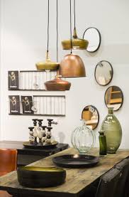 koperkleurige lampen en vintage spiegels bij een comfortabele eetkamer zen lifestyle is gevestigd in wijchen bij vintage spiegels dressoir spiegel decoraties