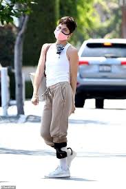 Selma blair reveals she underwent a stem cell transplant and chemotherapy to treat her multiple sclerosis, and she was told to make plans for death. Selma Blair Oozes Casual Style As She Dons Sweatpants And A Face Mask Readsector