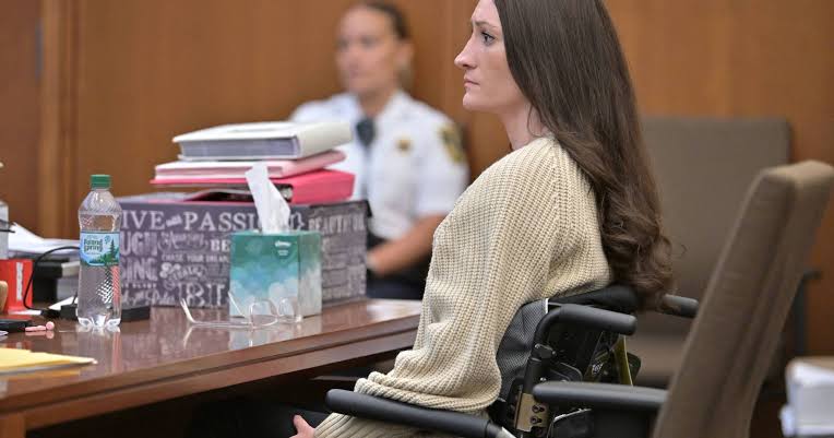 Caso Lindsay Clancy divide opiniões: acusação fala em homicídios planeados,  defesa alega psicose pós-parto