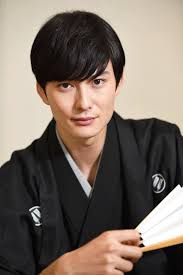 ドラマ 昭和元禄落語心中 有楽亭八雲役 ｎｈｋ総合 金曜午後１０時 連続ドラマ 昭和元禄落語心中 全１０回 で 昭和最後の名人 と呼ばれる落語家 有楽亭八雲を演じている インタビュー中も 扇子を手で操り続けていた 落語家の 師匠たちから