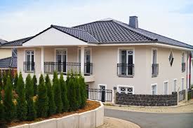 Welche fassadenfarbe passt zu meinem haus? Weisse Fenster Graue Haustur Graue Fassade Fassade Haus Graue Hausturen